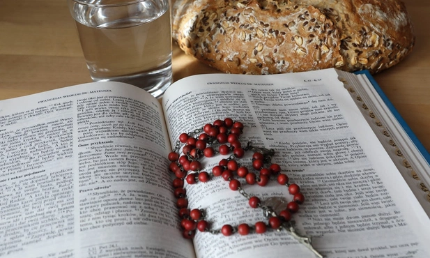 Francuzi wracają do Biblii, znaczny wzrost sprzedaży
