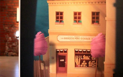 Piosenki, balony, trąbki i wrony