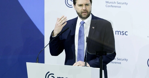 Wiceprezydent USA JD Vance przemawiajacy podczas konferncji