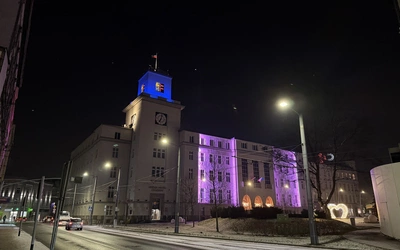 Chorzów. Urząd Miasta podświetlony na lawendowo