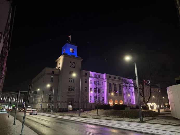 Chorzów. Urząd Miasta podświetlony na lawendowo