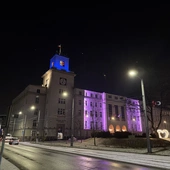 Chorzów. Urząd Miasta podświetlony na lawendowo