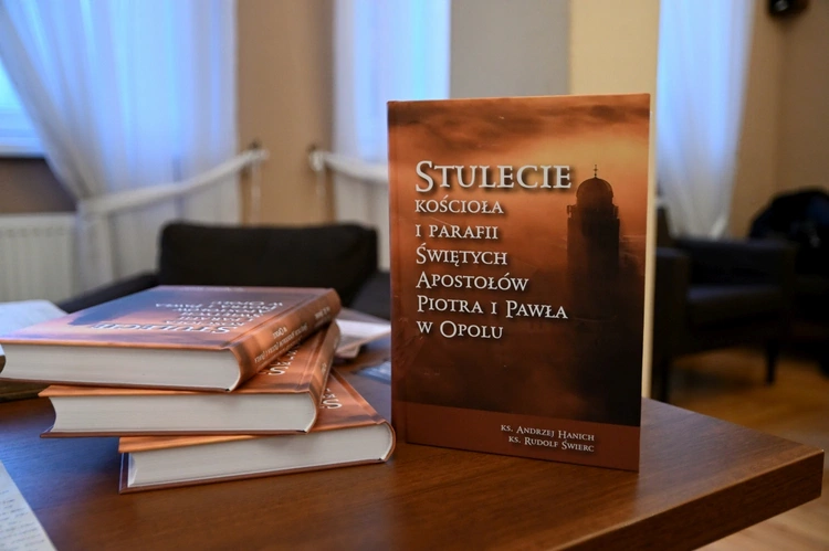 Opisali stuletnie dzieje kościoła i parafii