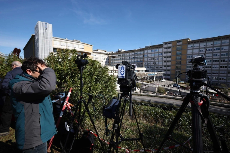 Kardynał Re: stan papieża poprawia się