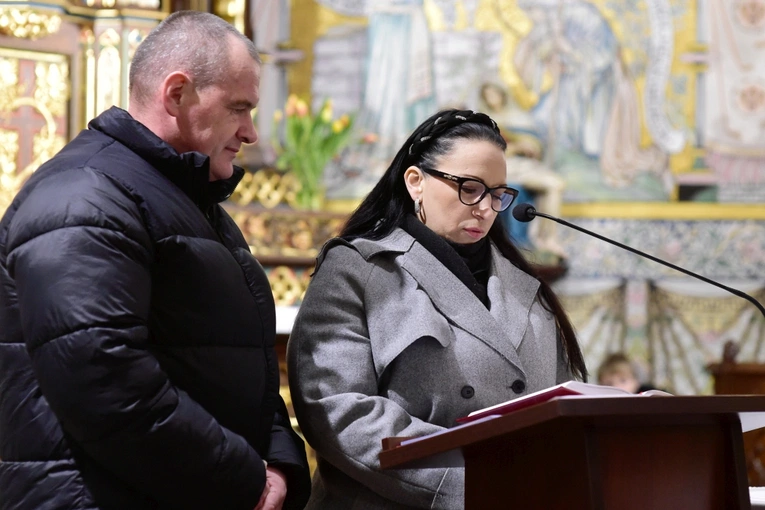 Trzymamy się za dłonie