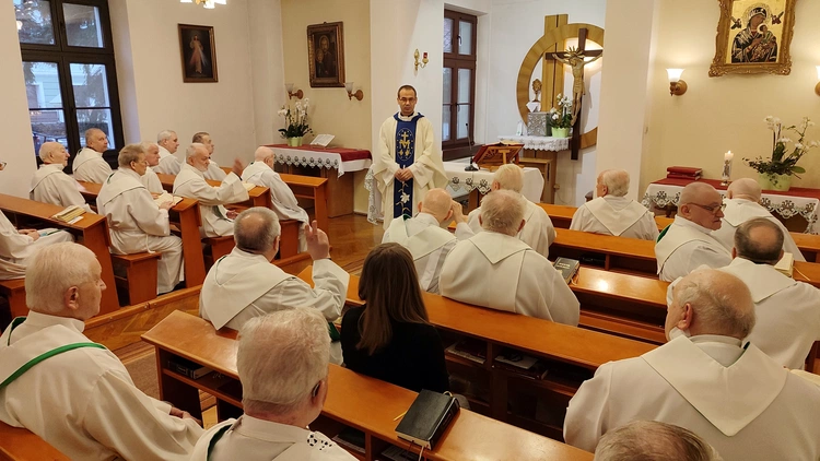 Księża seniorzy wspominają kard. Bolesława Kominka w ramach Roku Pojednania