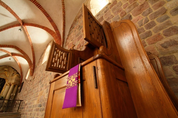 Od surowej, publicznej pokuty do symbolicznego pacierza. Jak zmieniała się spowiedź?