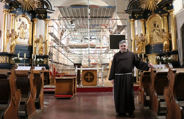 - Te prace mają za zadanie przede wszystkim odświeżenie wnętrza kościoła - mówi o. Juniper Czesław Ostrowski OFM, gwardian klasztoru w Radomiu. 