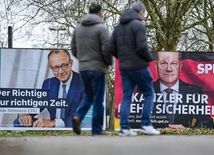 Przedwyborcze sondaże wskazywały na szefa chadecji Friedricha Merza (na plakacie z lewej strony) jako zwycięzcę w przedterminowych wyborach kanclerza Niemiec.