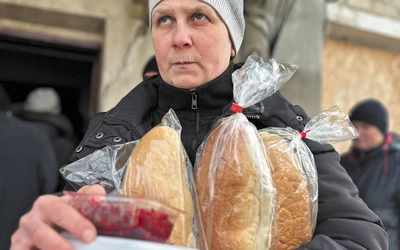 Wydawana regularnie pomoc żywnościowa ratuje przed głodem.