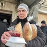 Wydawana regularnie pomoc żywnościowa ratuje przed głodem.