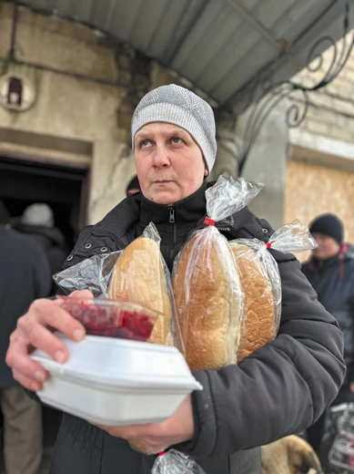 Wydawana regularnie pomoc żywnościowa ratuje przed głodem.