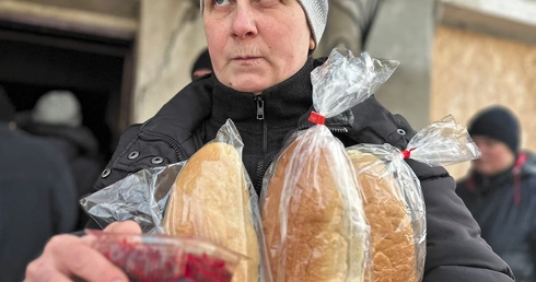 Wydawana regularnie pomoc żywnościowa ratuje przed głodem.