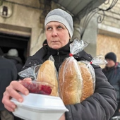 Wydawana regularnie pomoc żywnościowa ratuje przed głodem.