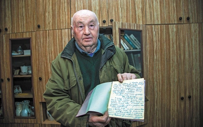 Grzegorz (Grisza) Baraniecki pokazuje dzienniki ojca.