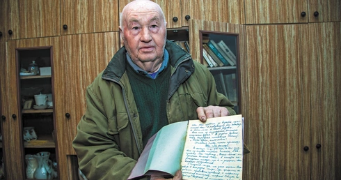 Grzegorz (Grisza) Baraniecki pokazuje dzienniki ojca.