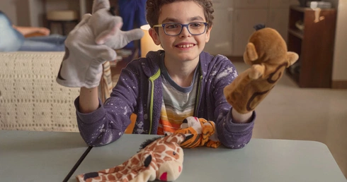 Austin (w tej roli Jacob Laval) jak nikt inny potrafi znajdować jasne strony każdej sytuacji.