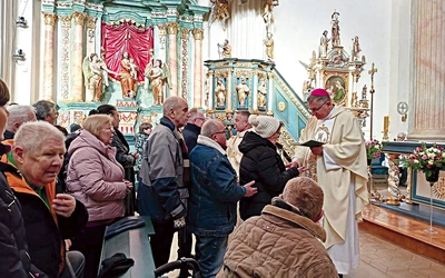 Biskup udziela sakramentu namaszczenia chorych w bazylice skrzatuskiej.