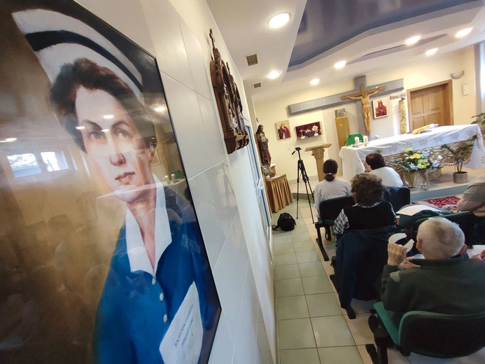 Bł. Hanna Chrzanowska jest czczona w kaplicy szpitalnej w Jeleniej Górze. 