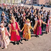 Pierwsze pary w szlacheckich kontuszach.