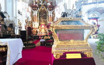 Relikwiarz św. Walentego przez cały tydzień witał odwiedzających krzeszowską bazylikę mniejszą. 