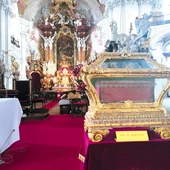 Relikwiarz św. Walentego przez cały tydzień witał odwiedzających krzeszowską bazylikę mniejszą. 