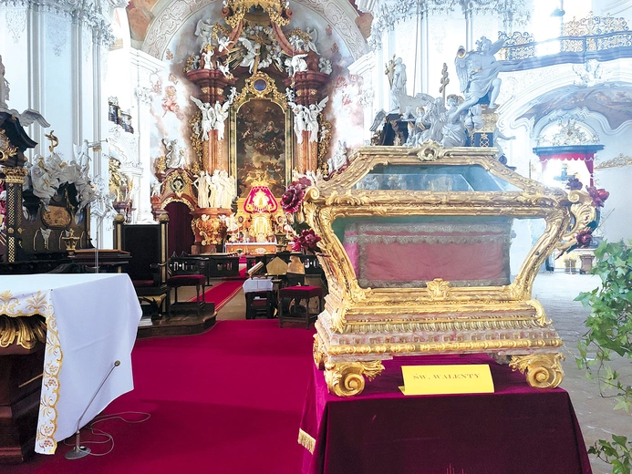 Relikwiarz św. Walentego przez cały tydzień witał odwiedzających krzeszowską bazylikę mniejszą. 