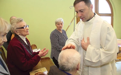 Namaszczenie przyjęli też inni uczestnicy uroczystości.