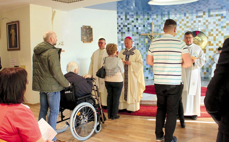 W czasie Mszy udzielany był sakrament namaszczenia chorych.