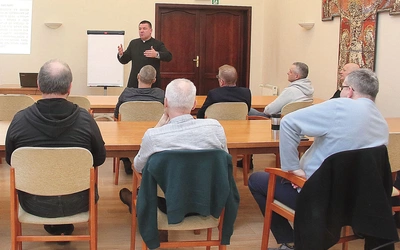  Ks. Piotr Pękul wprowadził słuchaczy w temat liturgii.