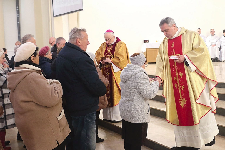 Sakramentu udzielał biskup elbląski oraz kapłani koncelebrujący Eucharystię.