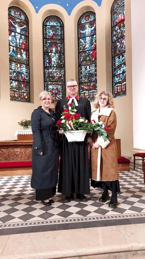 Biskup Wojciech Pracki ma 45 lat, pochodzi z Odolanowa koło Kalisza. Ukończył studia teologiczne w Chrześcijańskiej Akademii Teologicznej w Warszawie w 2004 roku. Był m.in. asystentem biskupa Kościoła i rzecznikiem prasowym. Współprowadzi audycję „Okiem protestanta” w radiu Doxa. W 2024 roku wraz z przedstawicielami opolskiej ekumeny uczestniczył w spotkaniu papieżem Franciszkiem. Jego żona Dorota jest teolożką i filolożką języka angielskiego. Wychowują wspólnie córkę Julię, kilkukrotną mistrzynię Polski i…