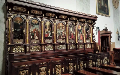Ozdobne stalle ustawione zostały pod ścianami prezbiterium.
