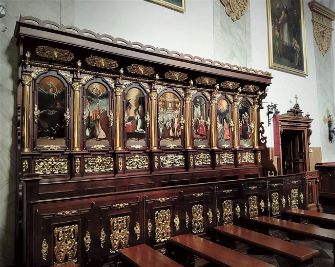 Ozdobne stalle ustawione zostały pod ścianami prezbiterium.