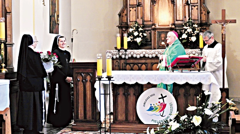 Podczas liturgii w klasztornym kościele.