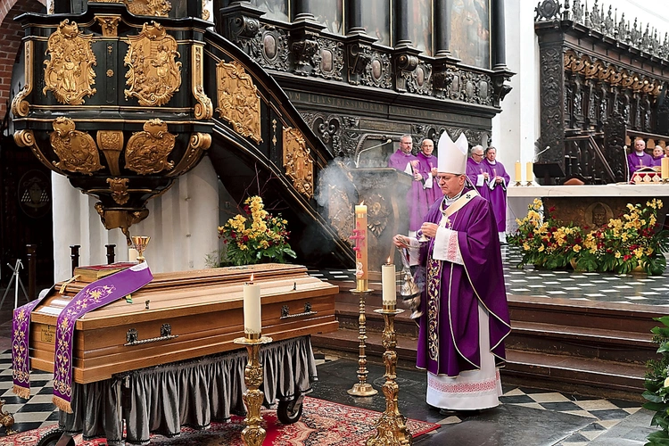 Liturgii żałobnej przewodniczył metropolita gdański.