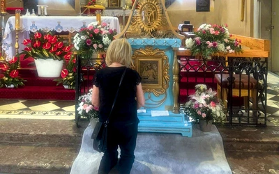 Wierni mieli okazję adorować obraz przez cały dzień.