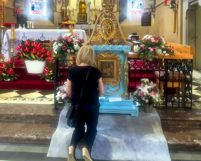 Wierni mieli okazję adorować obraz przez cały dzień.