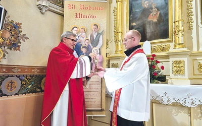 	Ks. Andrzej Krasiński (z lewej) i ks. Wojciech Kućko z relikwiami męczenników z Markowej.