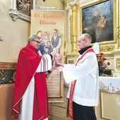 	Ks. Andrzej Krasiński (z lewej) i ks. Wojciech Kućko z relikwiami męczenników z Markowej.
