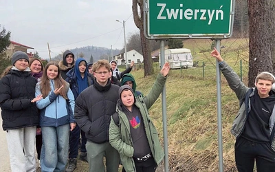 	W zimowisku uczestniczyła młodzież z Mokrzeszowa, Nowej Rudy i Kłodzka.