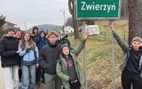 	W zimowisku uczestniczyła młodzież z Mokrzeszowa, Nowej Rudy i Kłodzka.