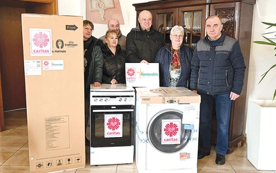 	Pierwsze osoby odbierają już nowe urządzenia.