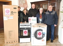 	Pierwsze osoby odbierają już nowe urządzenia.