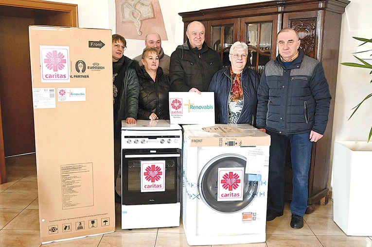 	Pierwsze osoby odbierają już nowe urządzenia.