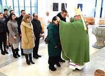 	Małżonkowie otrzymali indywidualne błogosławieństwo.