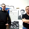 	Karol Dolina (z lewej) i Grzegorz Miller przy planszy z podobizną Wojciecha Lisa.