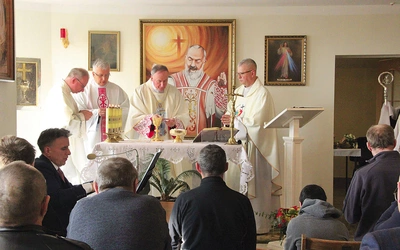 	Mszę św. wraz z biskupem tarnowskim celebrowali ks. Bogusław Czech, ks. Jan Krupa i ks. Grzegorz Zimoń.