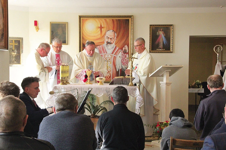 	Mszę św. wraz z biskupem tarnowskim celebrowali ks. Bogusław Czech, ks. Jan Krupa i ks. Grzegorz Zimoń.