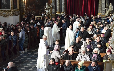 	Podczas Eucharystii wierni przyjęli sakrament namaszczenia chorych.